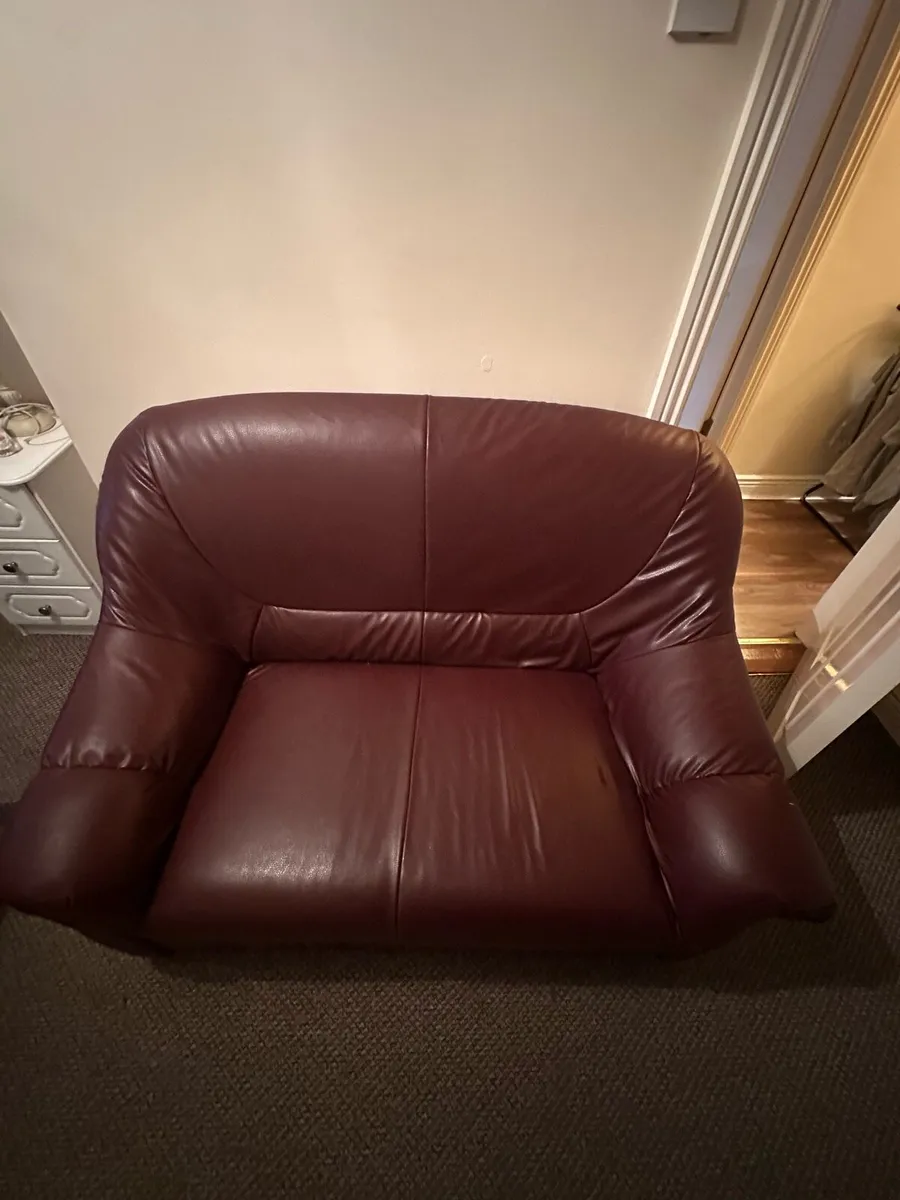 Couch (black + red) - Image 2