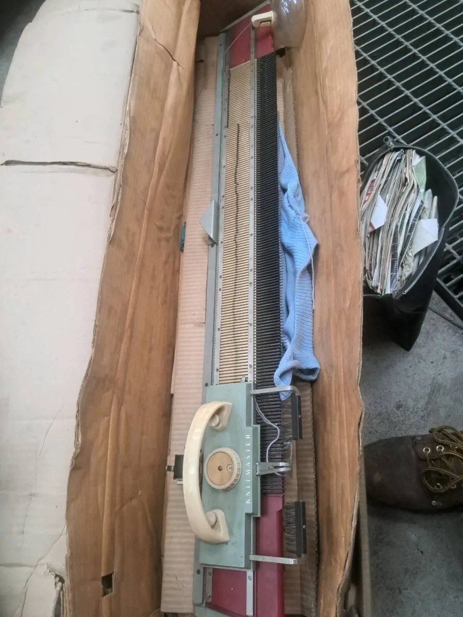 Automatic knittingmachine plus ripper - Image 1