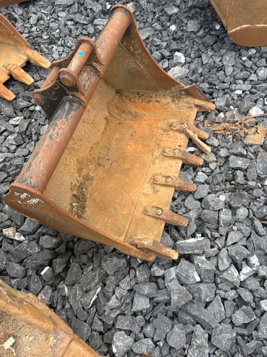 Unused 40mm pin 3ft digging buckets - Image 3