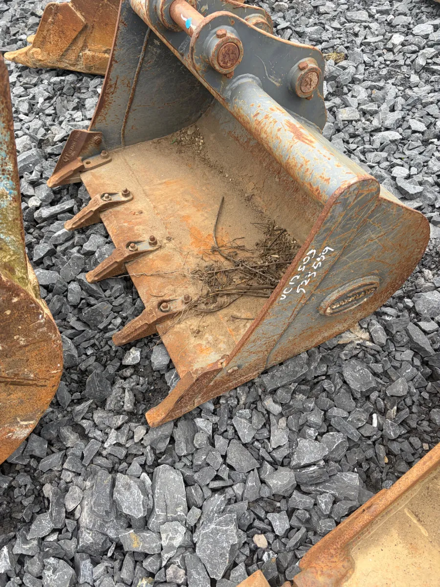 Unused 40mm pin 3ft digging buckets - Image 1