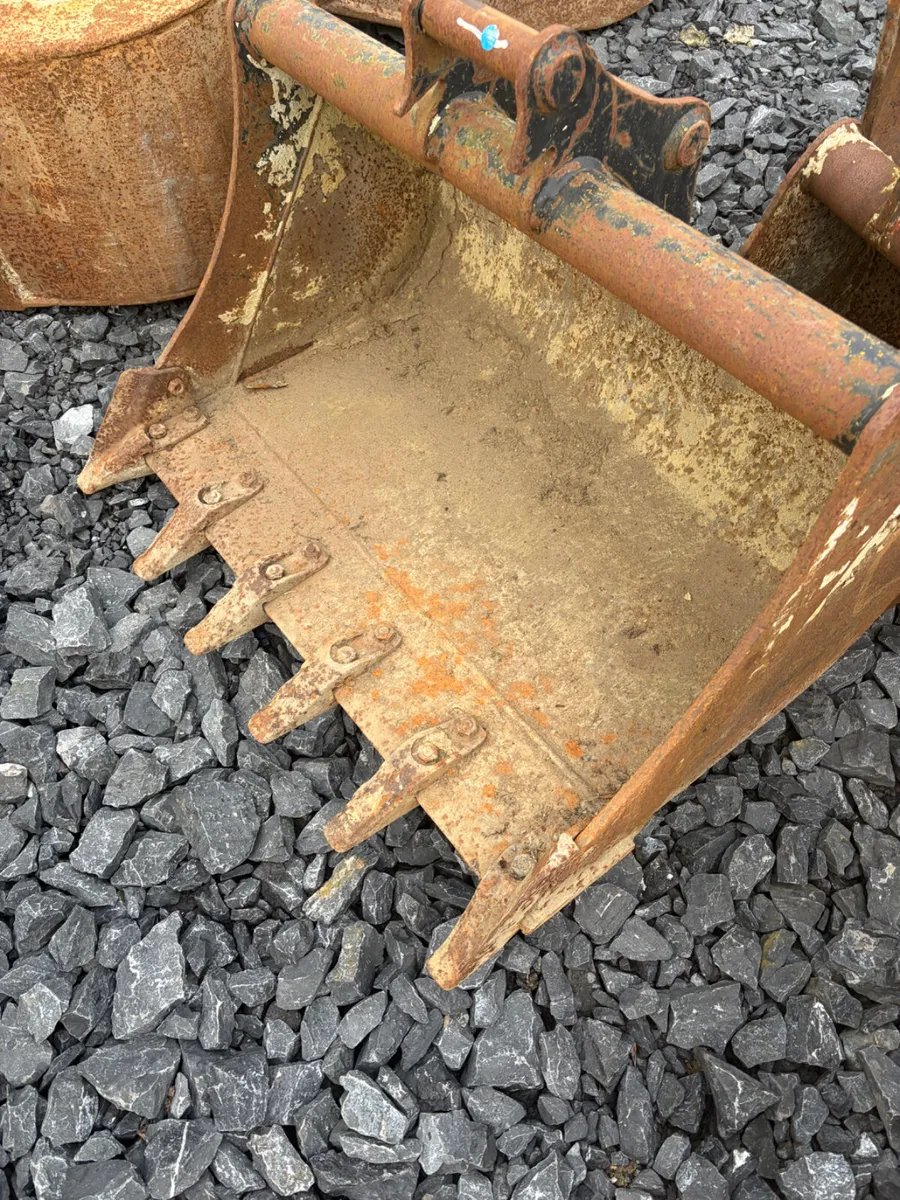 Unused 40mm pin 3ft digging buckets - Image 2