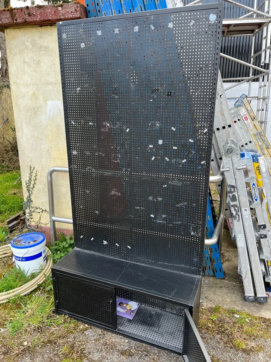 Metal display unit