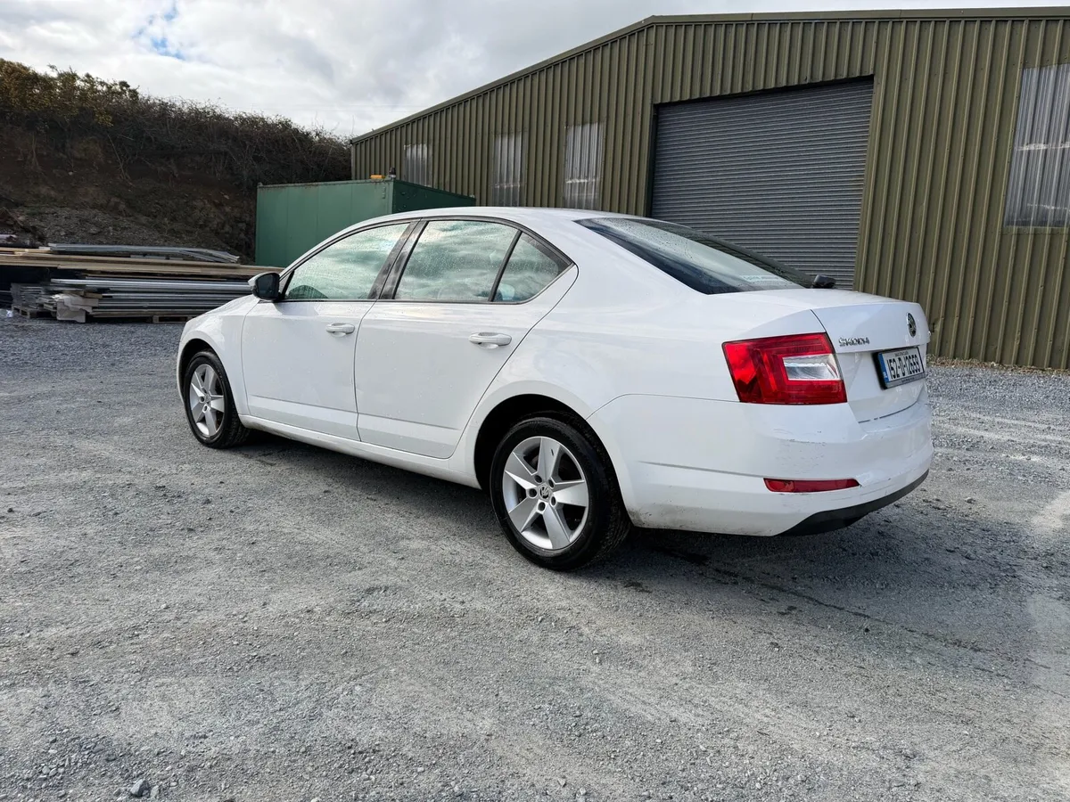 2015 Skoda octavia 1.6 diesel automatic - Image 4