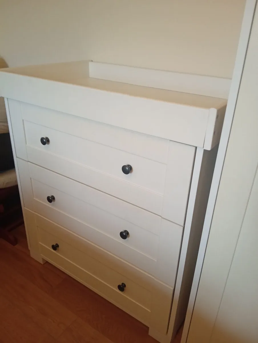 Child's wardrobe and changing chest of drawers - Image 1