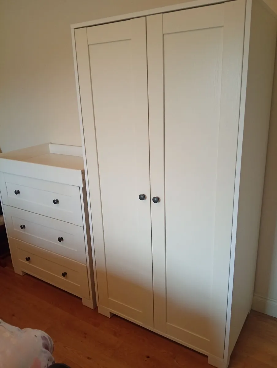 Child's wardrobe and changing chest of drawers - Image 3