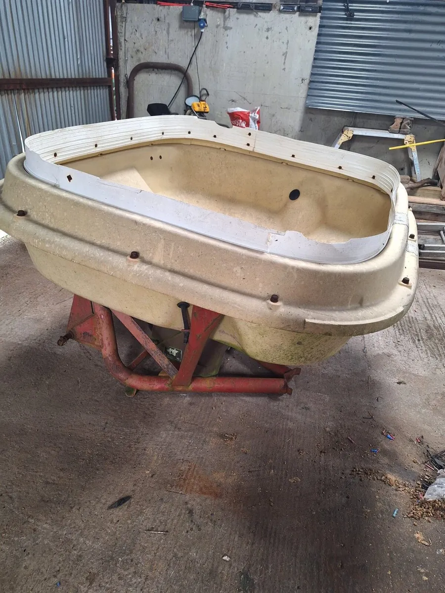 Vicon fertiliser spreader - Image 1
