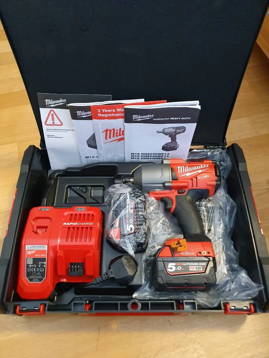 Milwaukee M18 Fuel 1/2' Impact Wrench Kit - Image 1