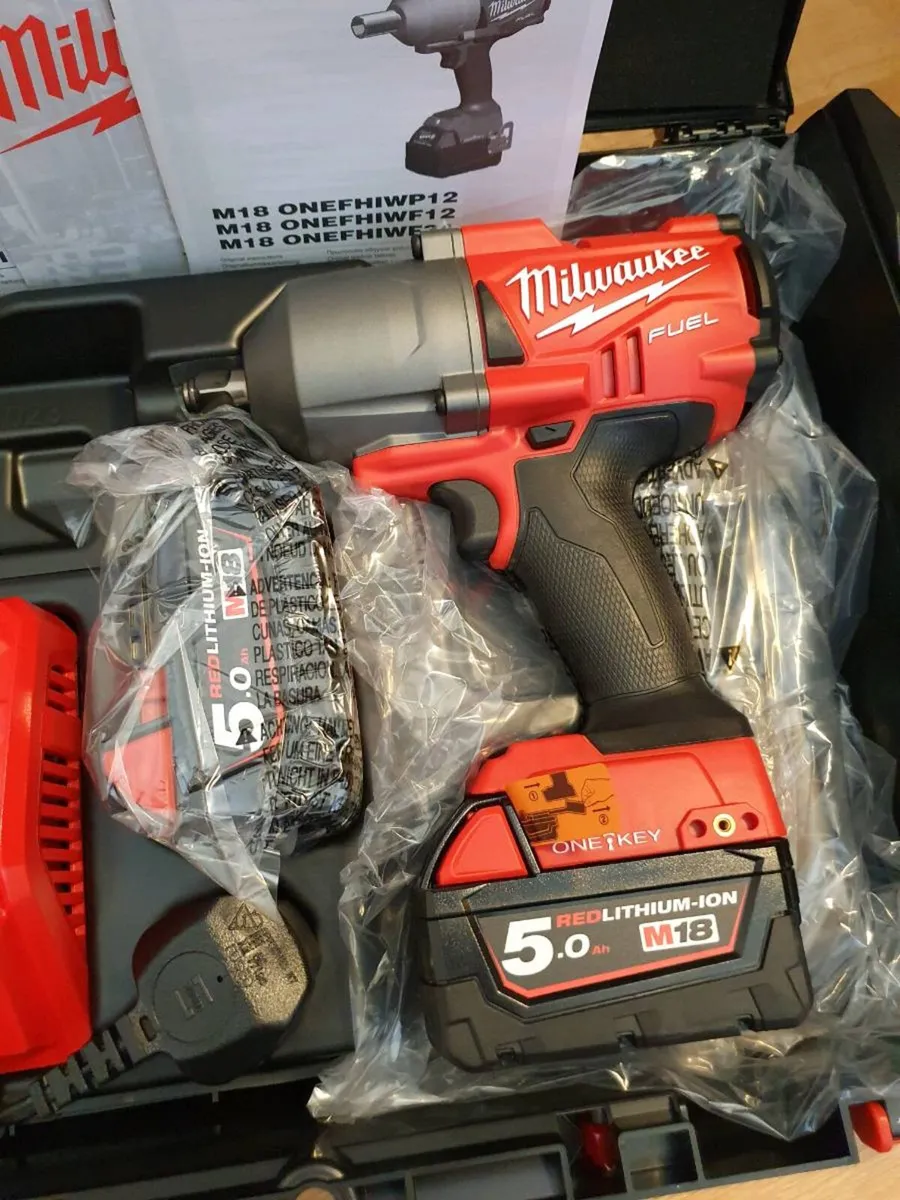 Milwaukee M18 Fuel 1/2' Impact Wrench Kit - Image 2