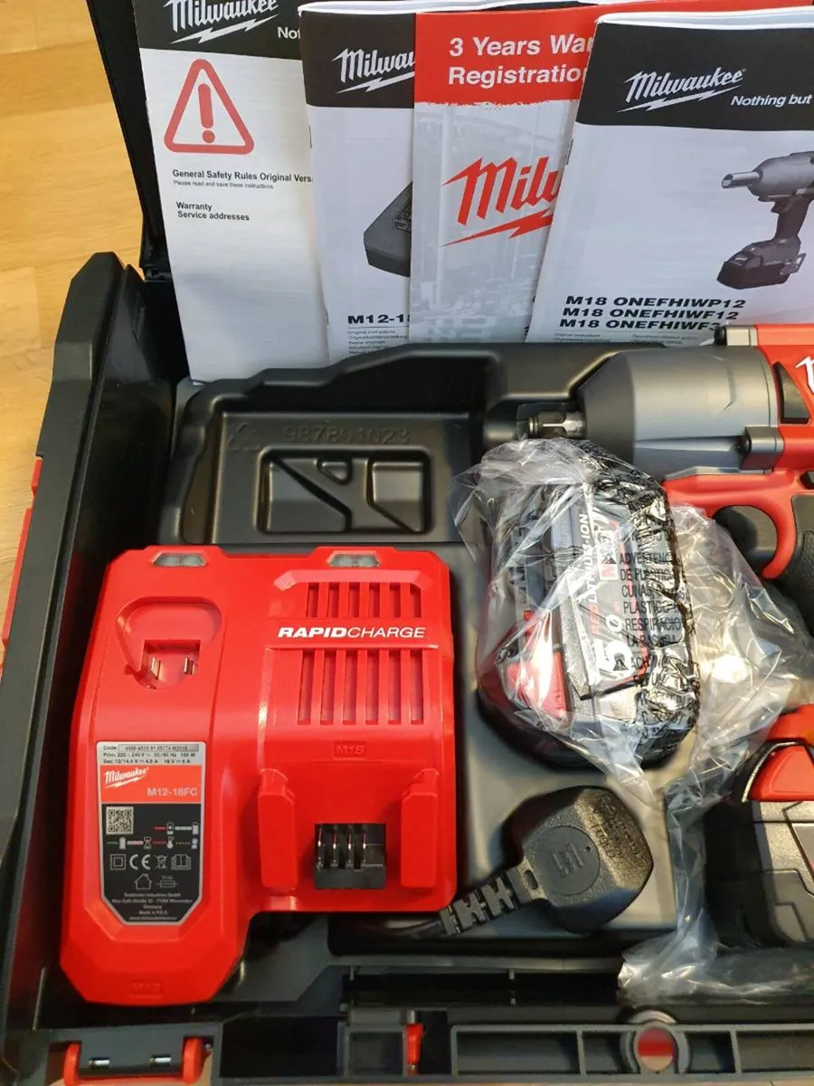 Milwaukee M18 Fuel 1/2' Impact Wrench Kit - Image 3