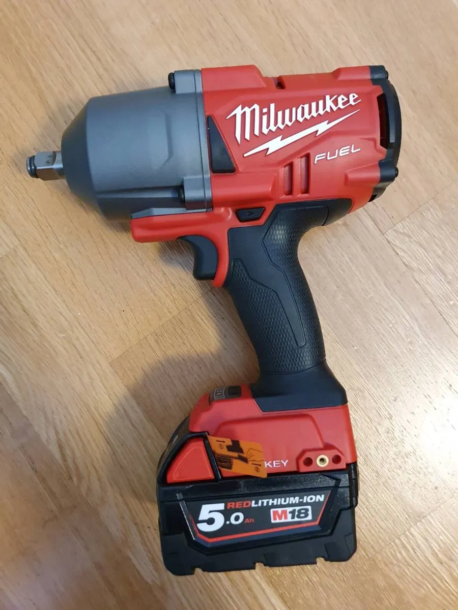Milwaukee M18 Fuel 1/2' Impact Wrench Kit - Image 4
