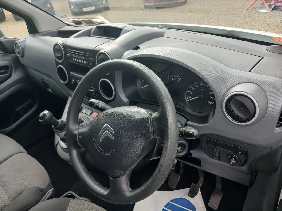 Citroen Berlingo 2018 3 seat in cabin - Image 3