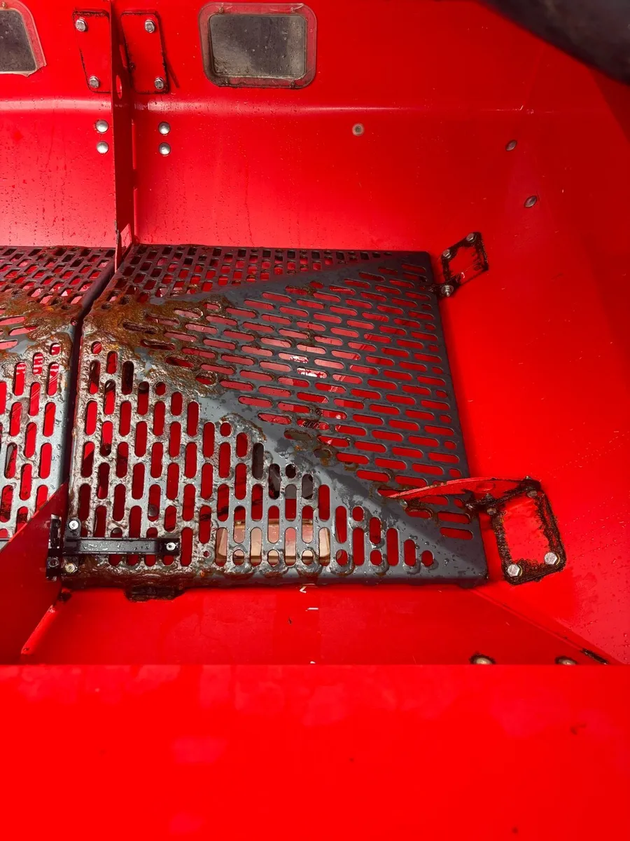 Vicon fertiliser spreader - Image 3
