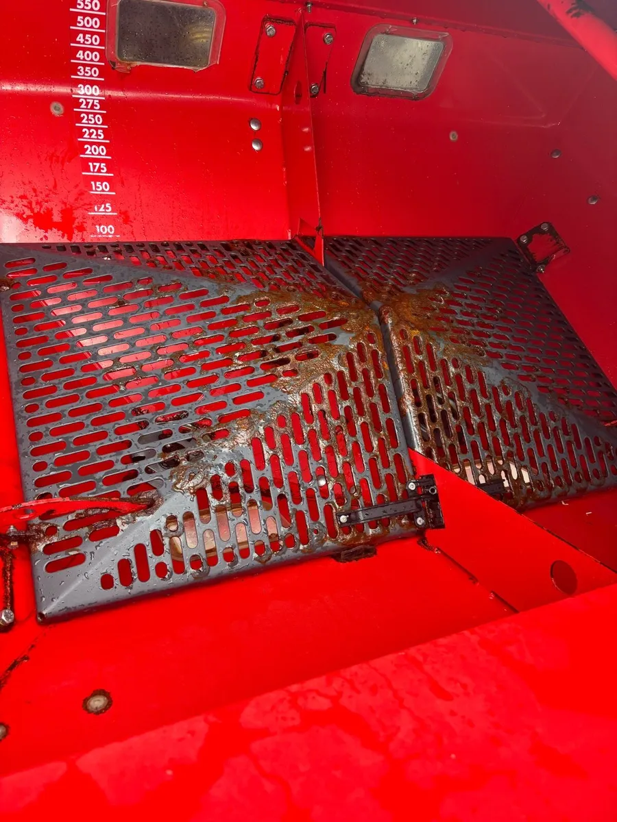 Vicon fertiliser spreader - Image 4