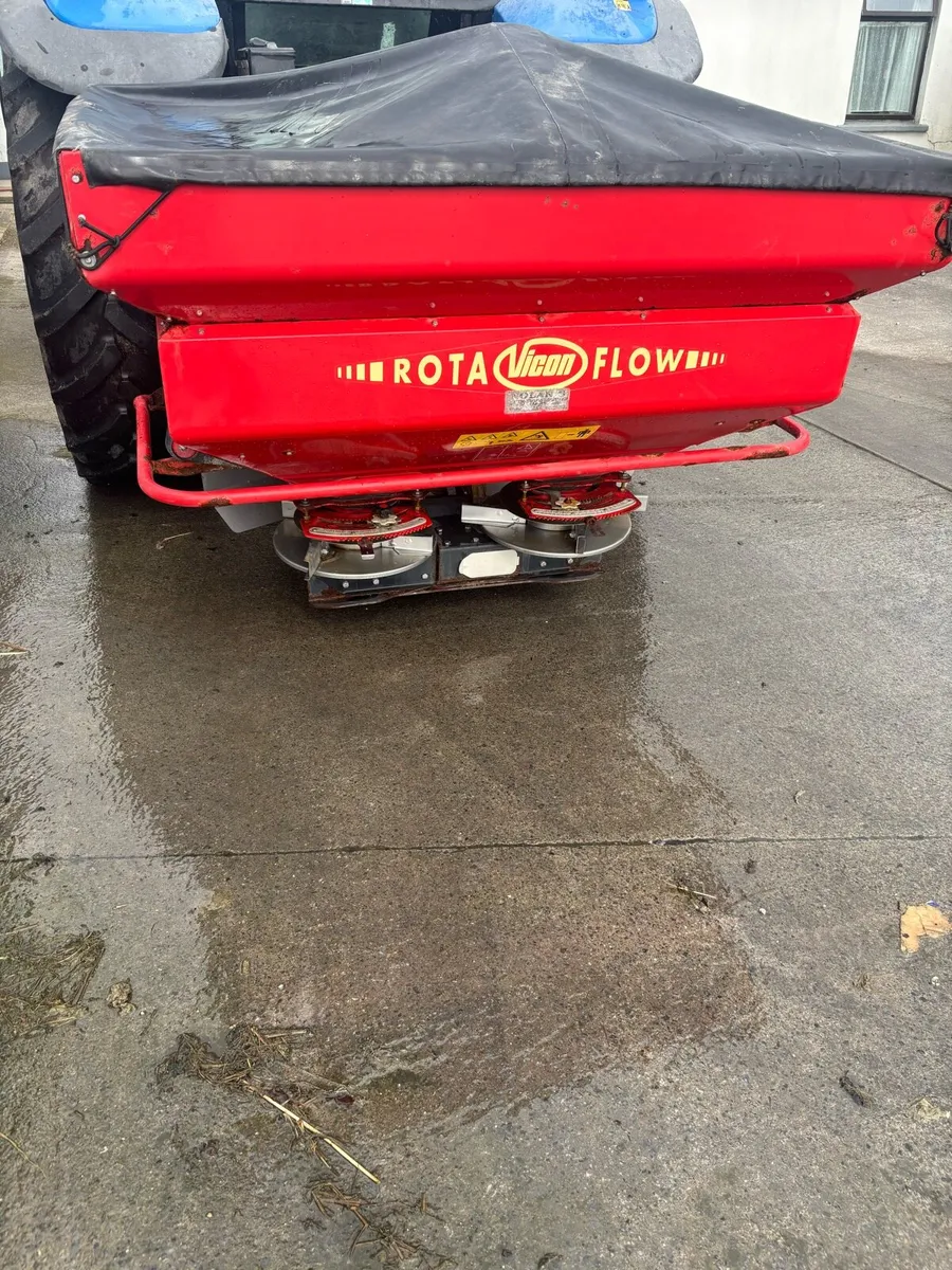Vicon fertiliser spreader - Image 1
