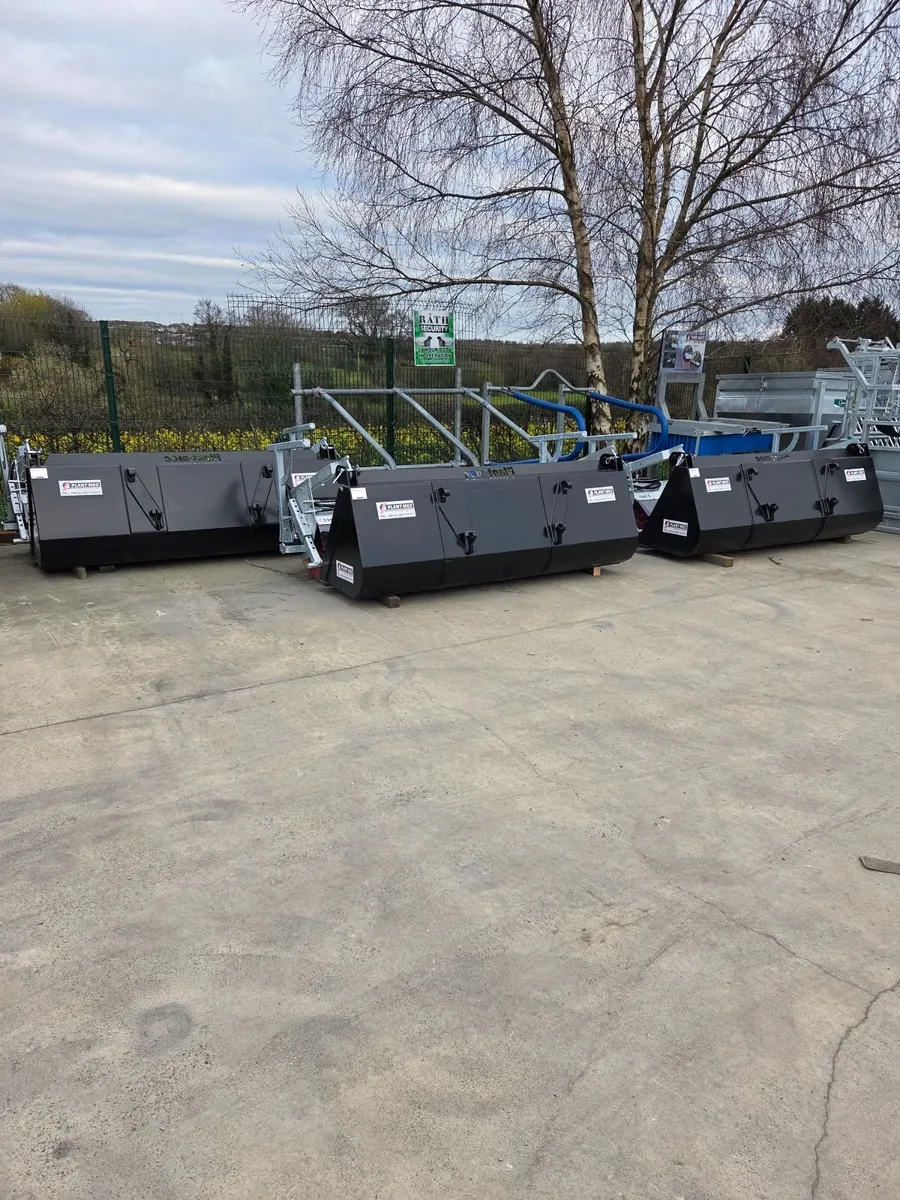 Bucket and Brush  with Euro + Pin  Cone brackets - Image 1