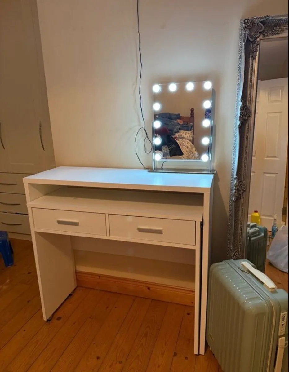 Desk and mirror - Image 1