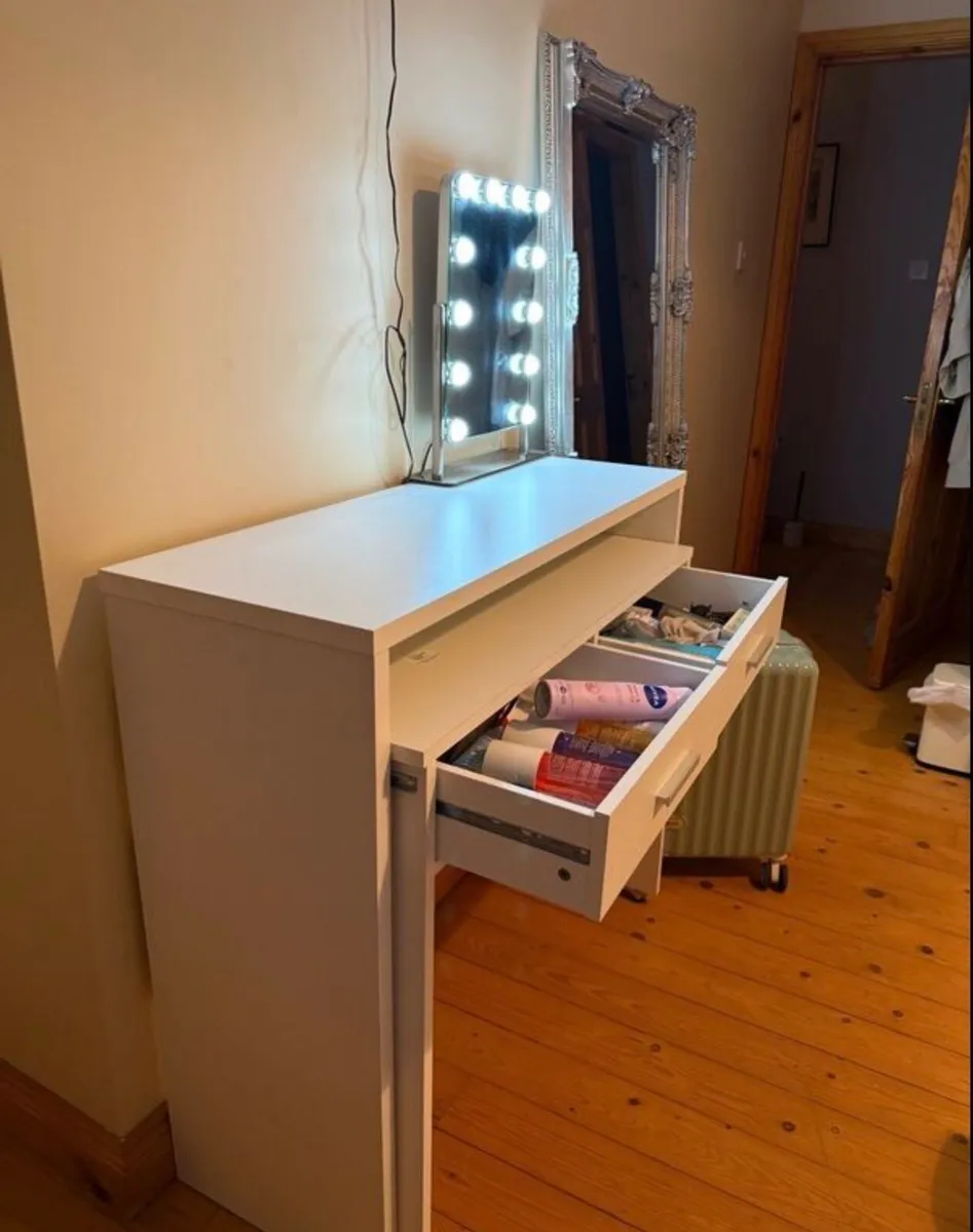 Desk and mirror - Image 2