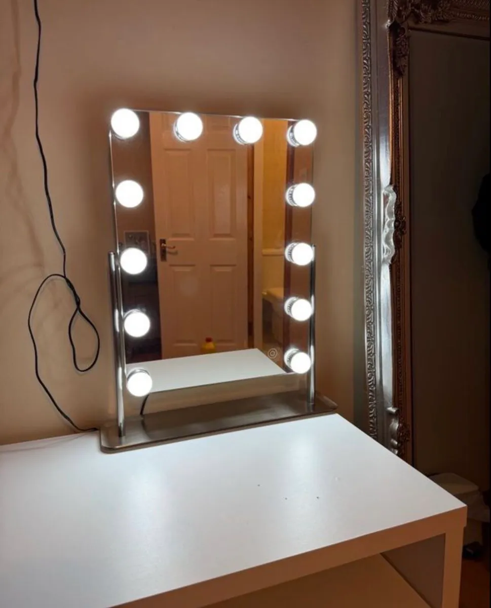 Desk and mirror - Image 3