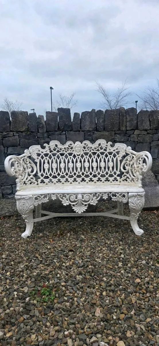 Garden bench solid cast iron very very heavy - Image 1