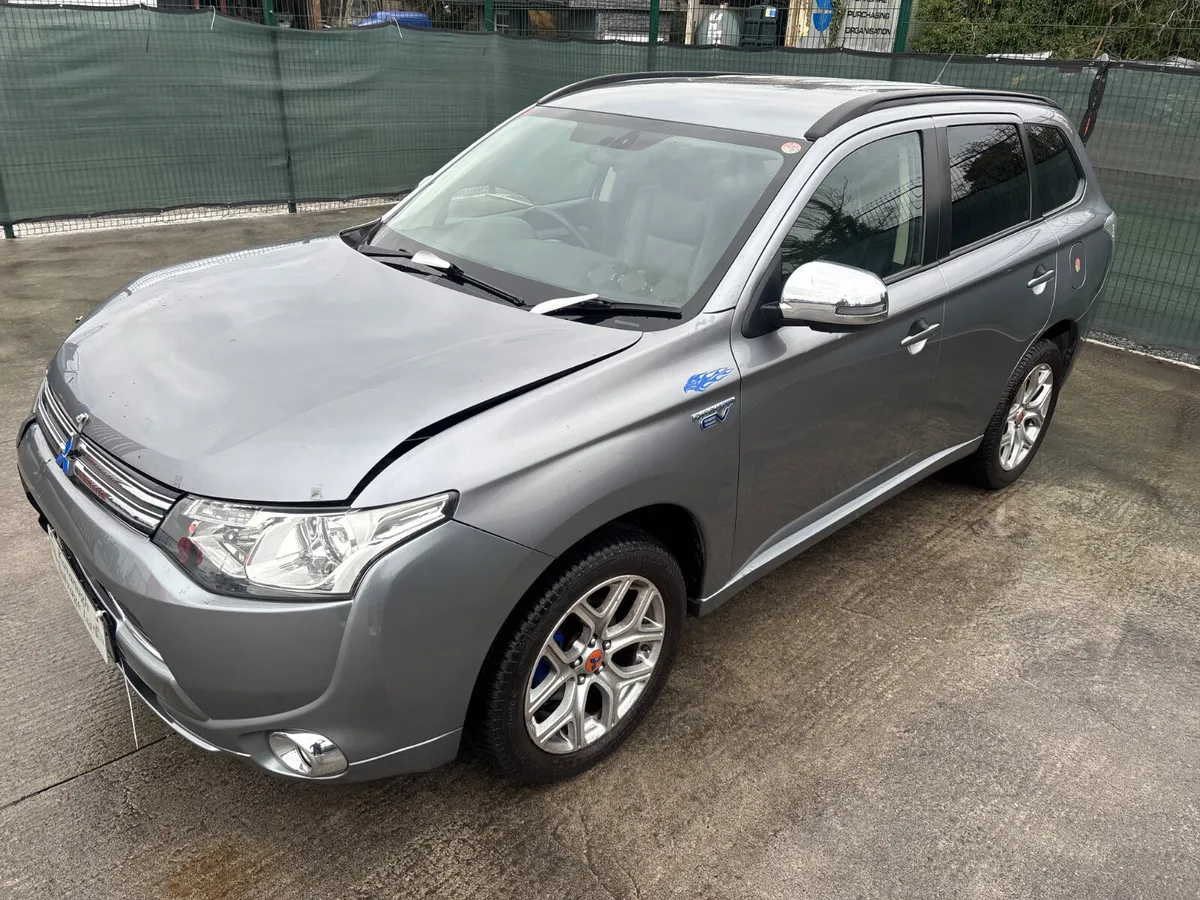 151 Mitsubishi Outlander Hybrid  4x4 - Image 4