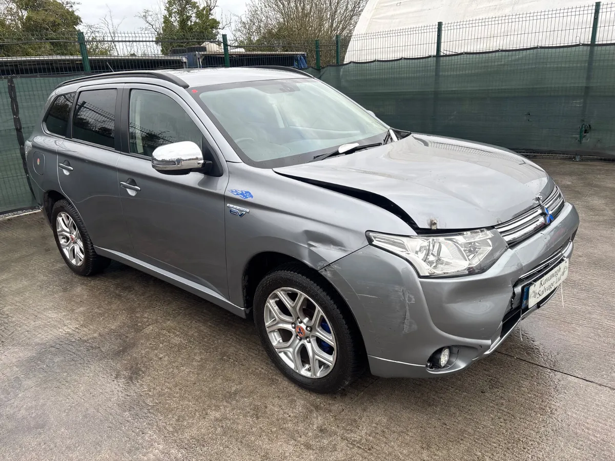 151 Mitsubishi Outlander Hybrid  4x4 - Image 3