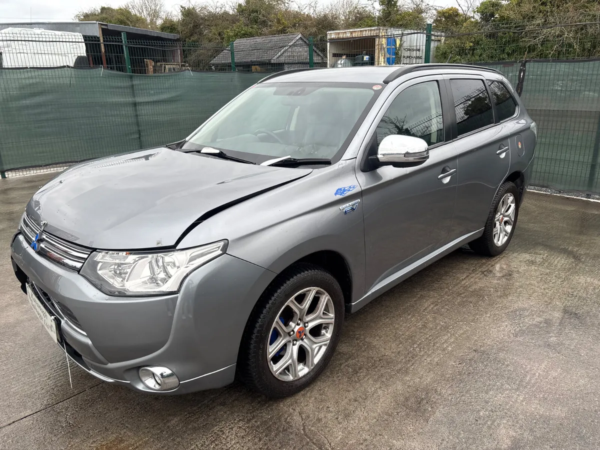 151 Mitsubishi Outlander Hybrid  4x4 - Image 1