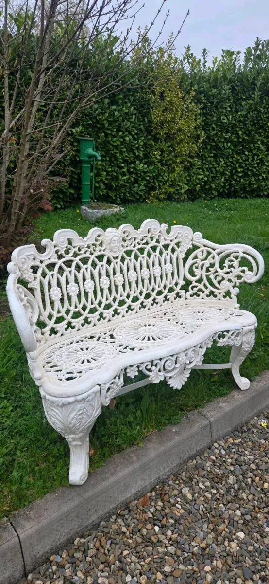 Garden  bench  solid  cast  iron  very  very heavy - Image 1
