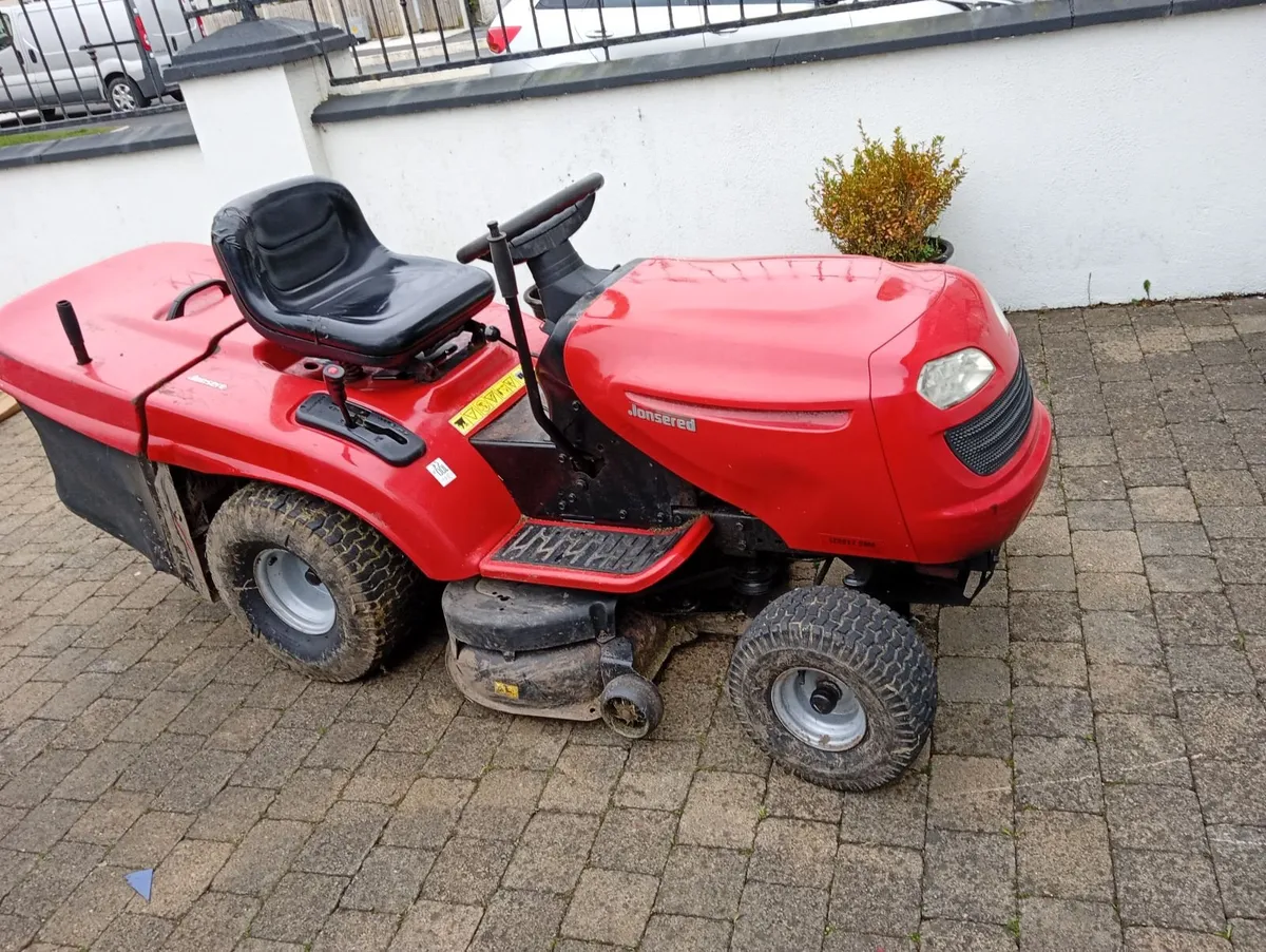 Jonsered Ride on lawnmower - Image 1