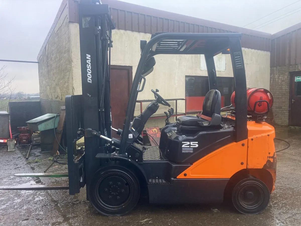2019 Doosan 2.5 Ton Forklift - Image 2