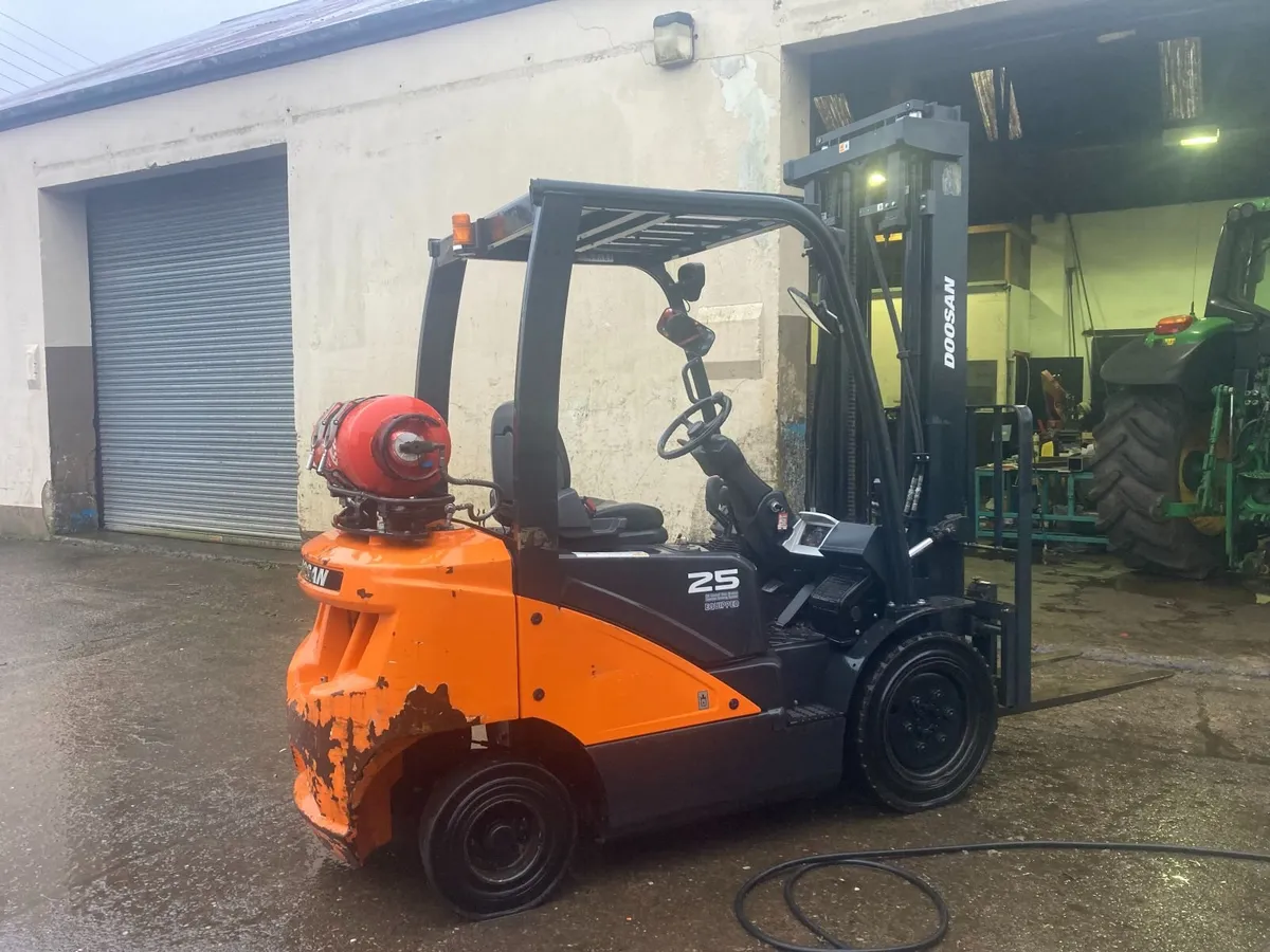 2019 Doosan 2.5 Ton Forklift - Image 4