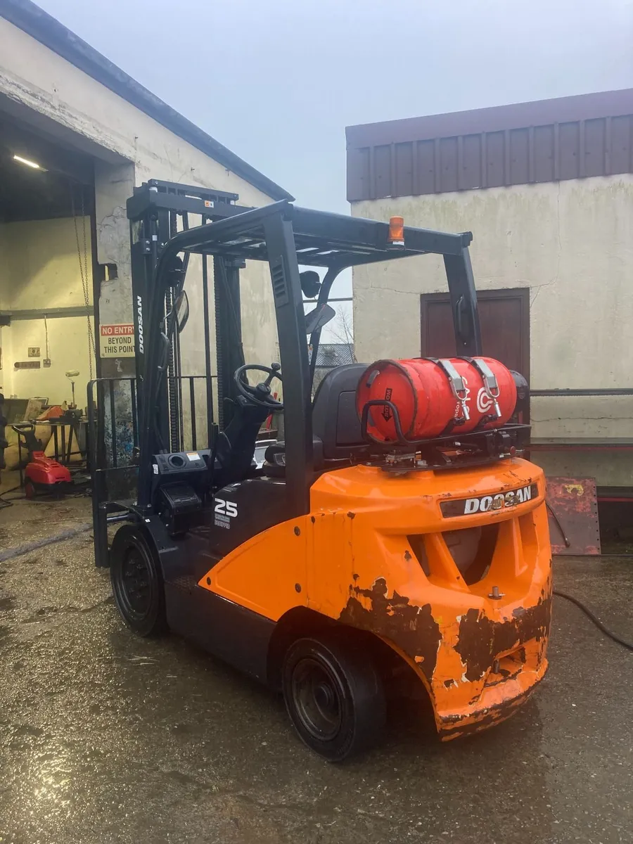 2019 Doosan 2.5 Ton Forklift - Image 3