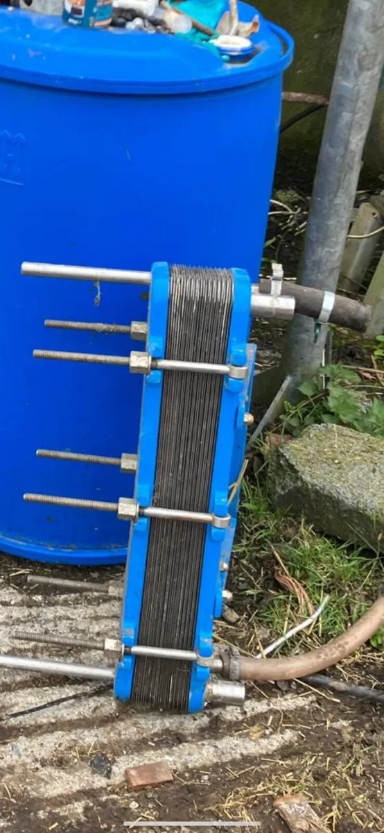 Milking parlour plate cooler