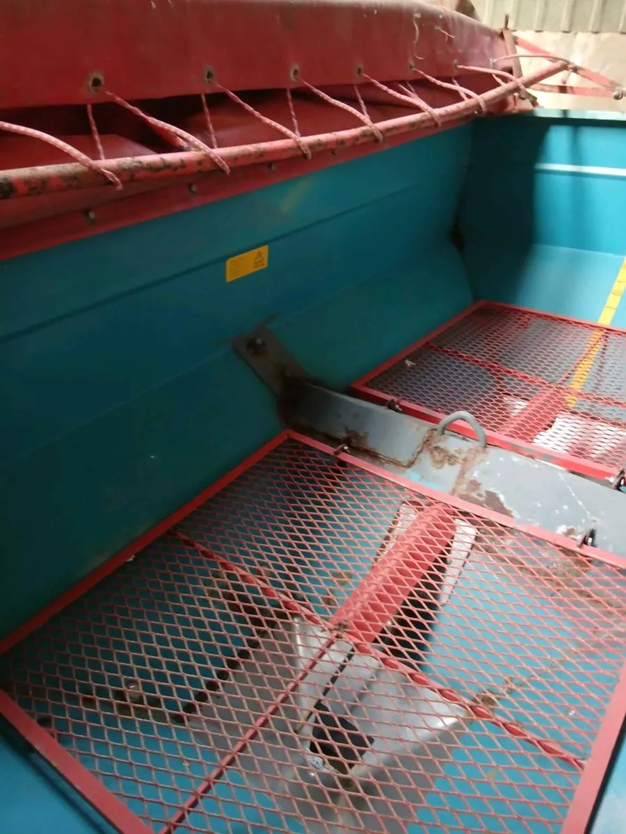 Sulky Fertiliser Spreader - Image 4