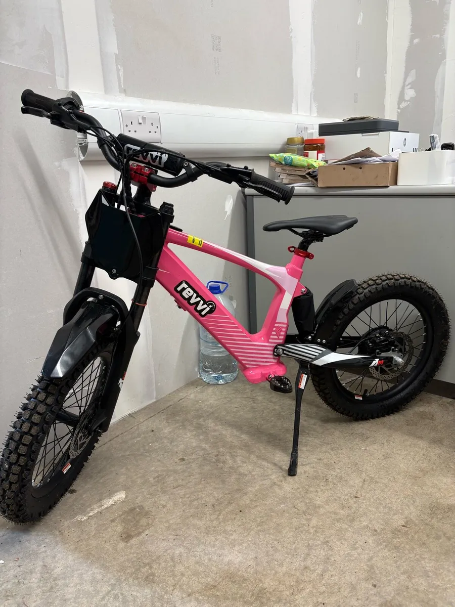 18” pink revvi brand new - Image 1