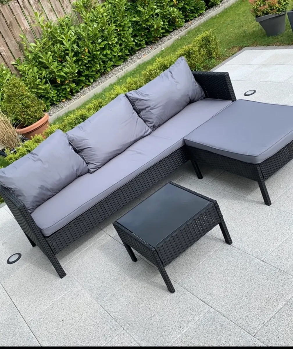 Outdoor furniture - Image 1