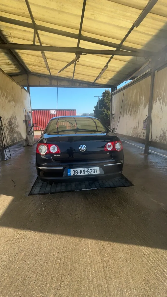Volkswagen Passat - Image 1