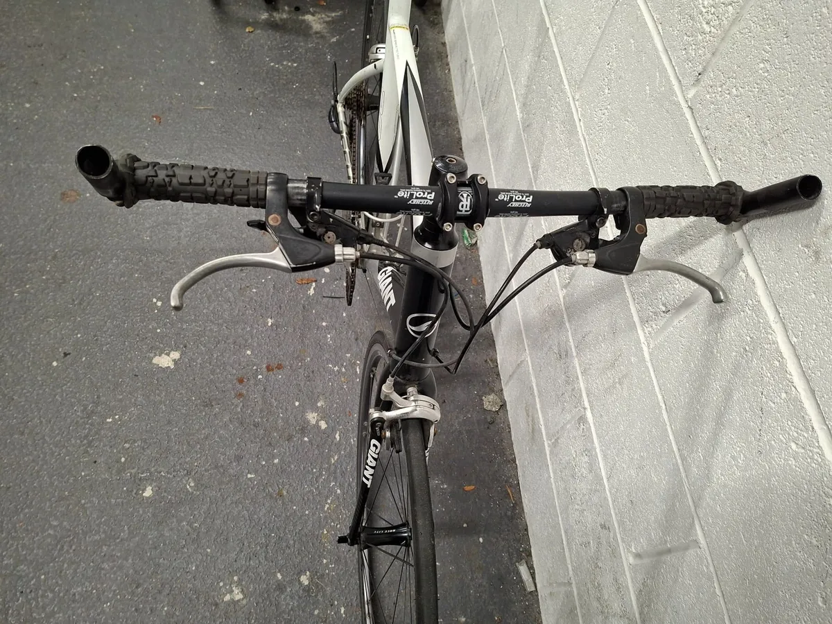 GIANT  DEFY  Bike - Image 3