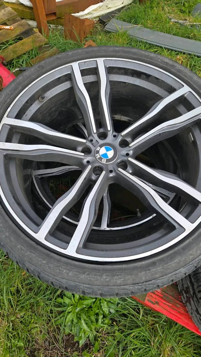4× 22"alloy wheels and nearly new tyres. Were on a - Image 3