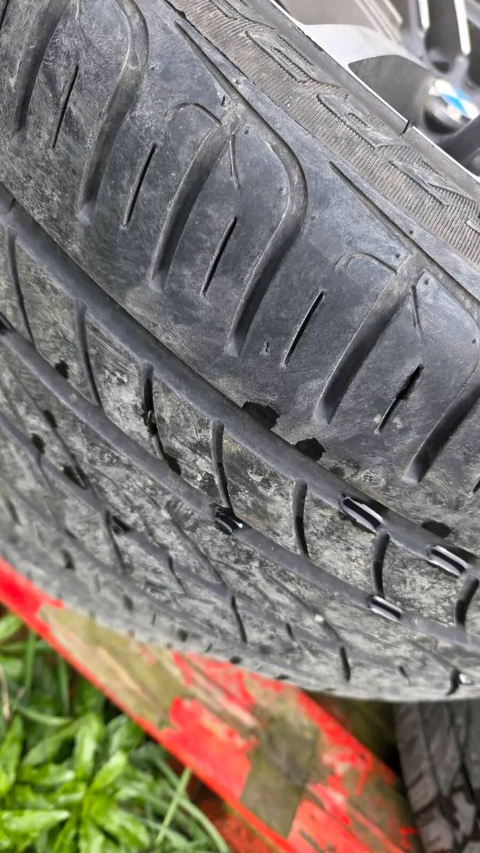 4× 22"alloy wheels and nearly new tyres. Were on a - Image 1