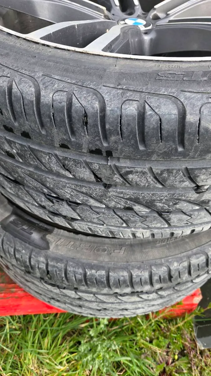 4× 22"alloy wheels and nearly new tyres. Were on a - Image 2