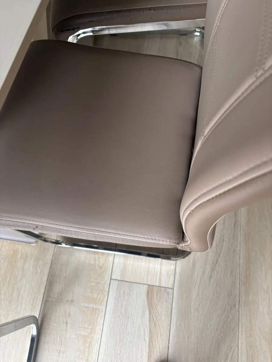 Table six chairs - Image 1