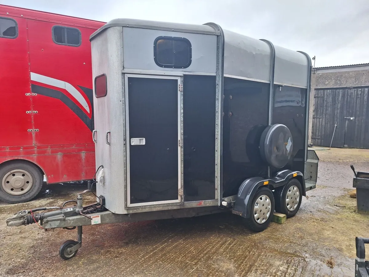 Ifor Williams HB Classic Black 505 Horsebox - Image 2