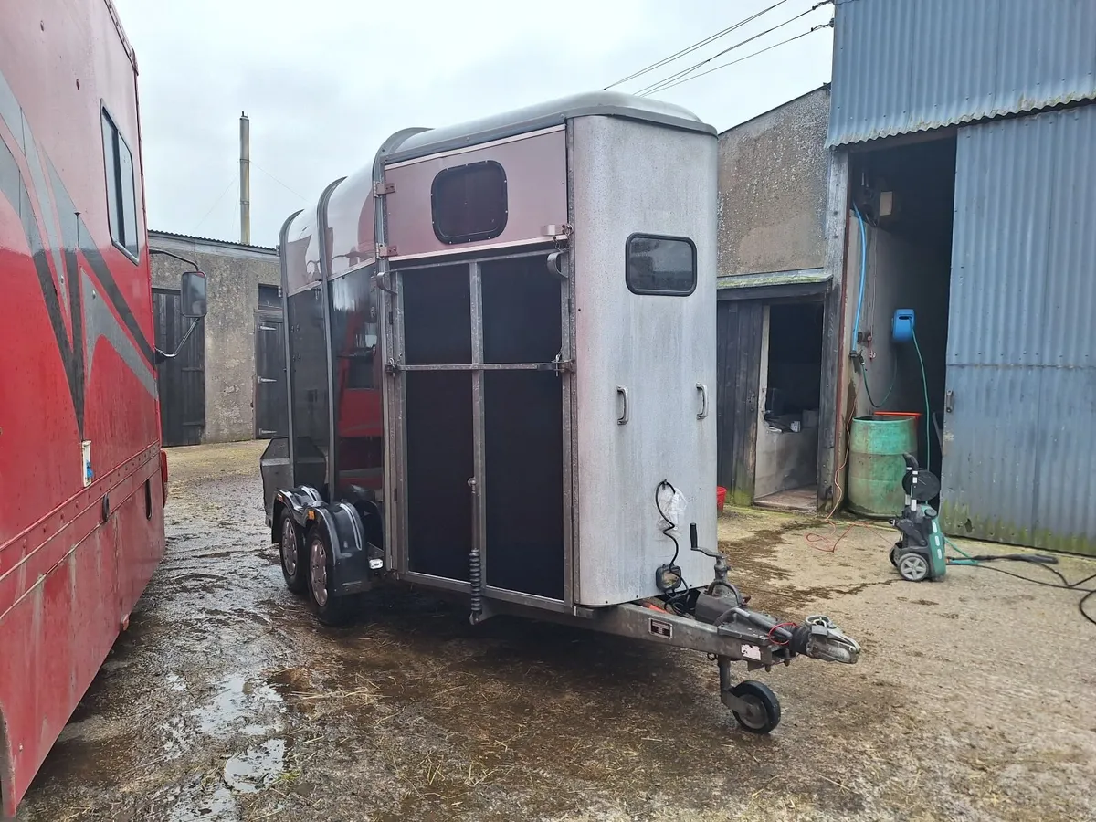 Ifor Williams HB Classic Black 505 Horsebox - Image 1