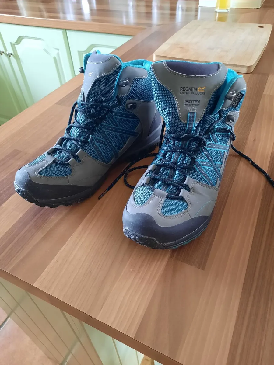 Hiking boots - Image 2