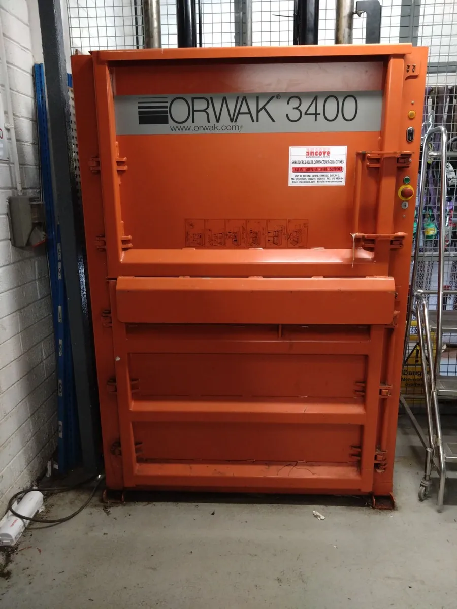 Industrial cardboard baler - Image 1