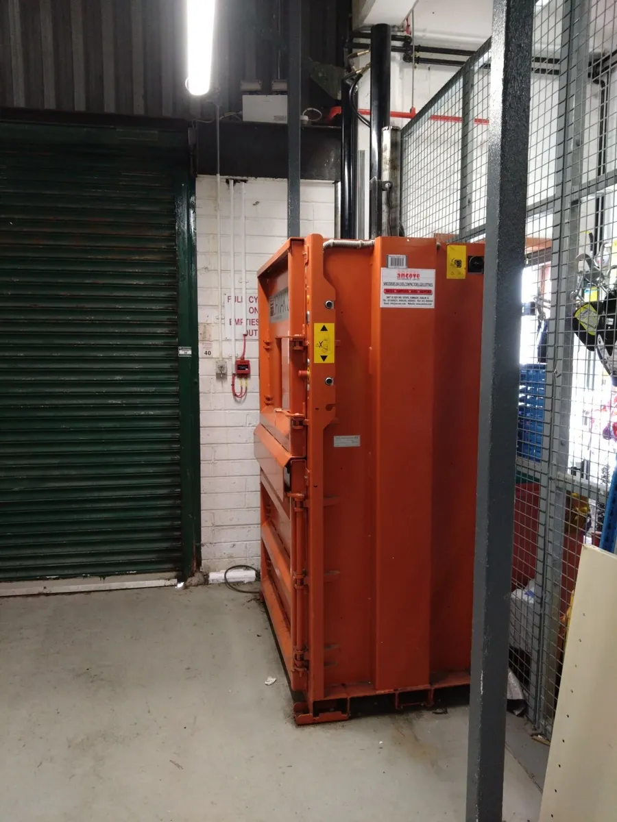 Industrial cardboard baler - Image 2