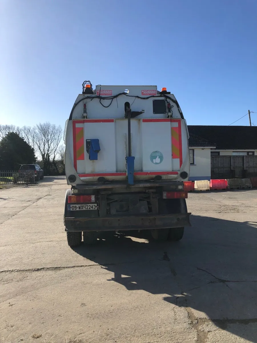 Road sweeper - Image 3