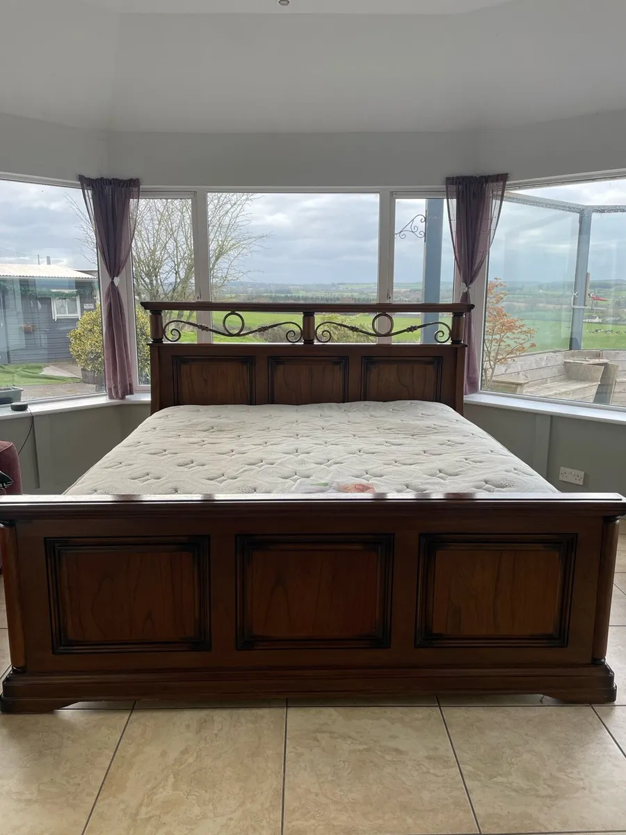 Solid Superking mahogany bed and two lockers - Image 1