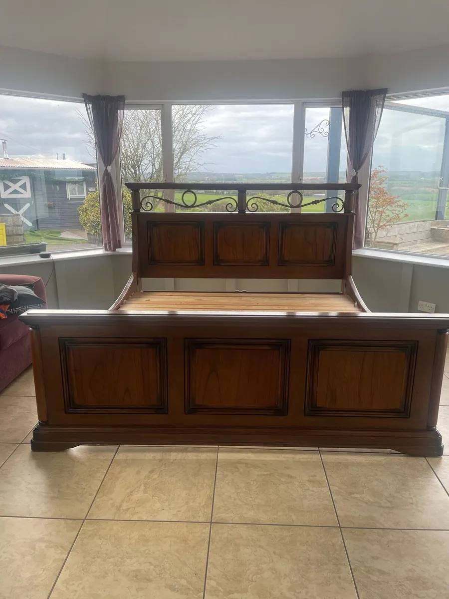Solid Superking mahogany bed and two lockers - Image 2