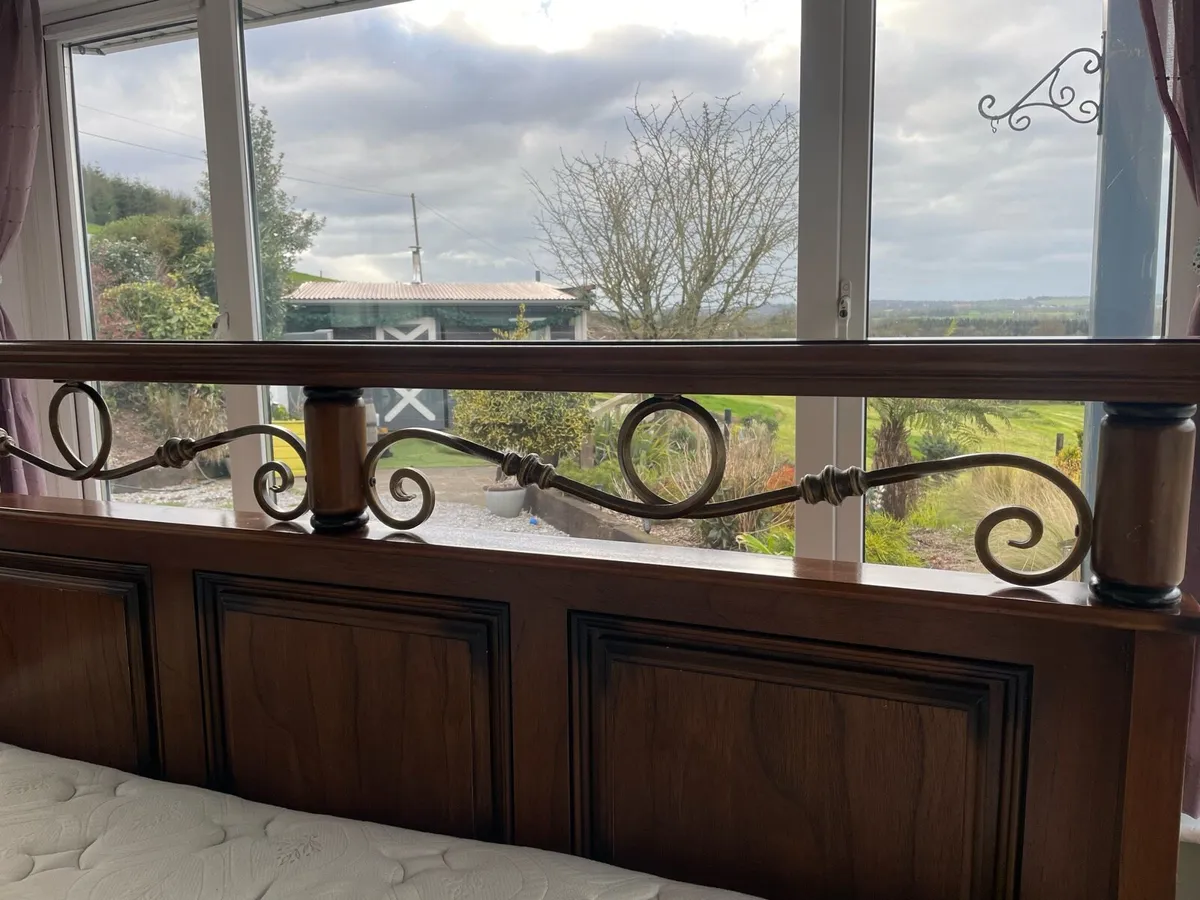 Solid Superking mahogany bed and two lockers - Image 3